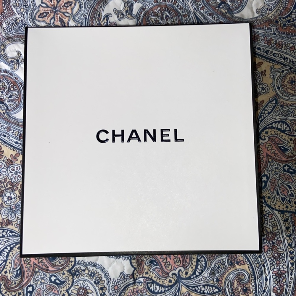 Chanel gift box with tissue 9”x9”x4” - Picture 5 of 9